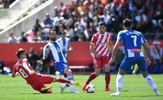 西班牙队遭遇挑战，面临淘汰