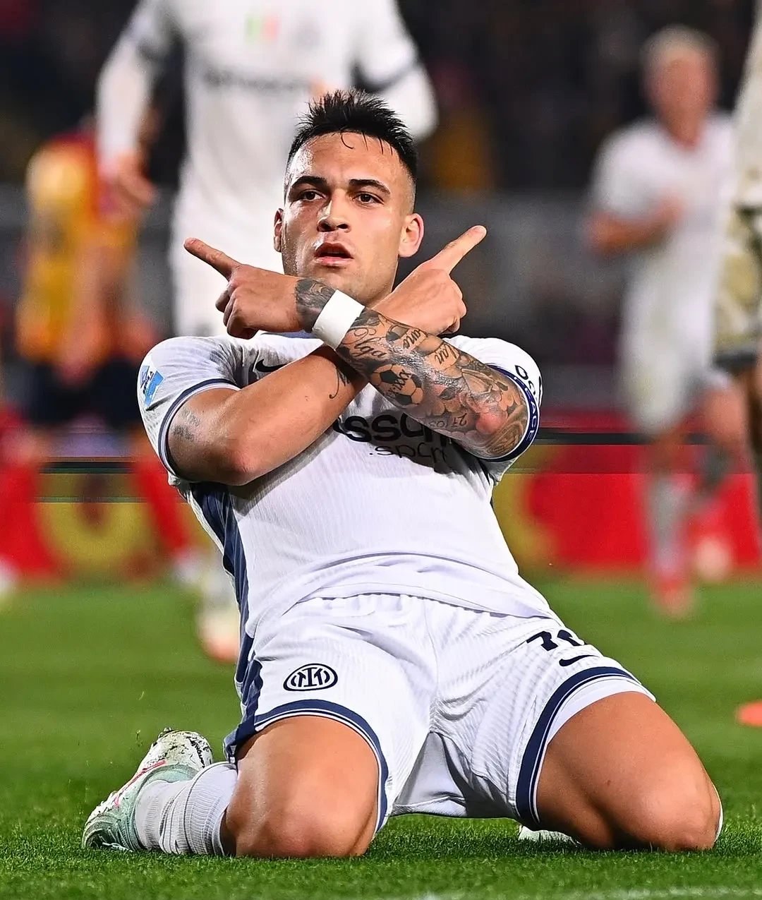 意甲比赛中球员的强力射门，打破僵局取胜