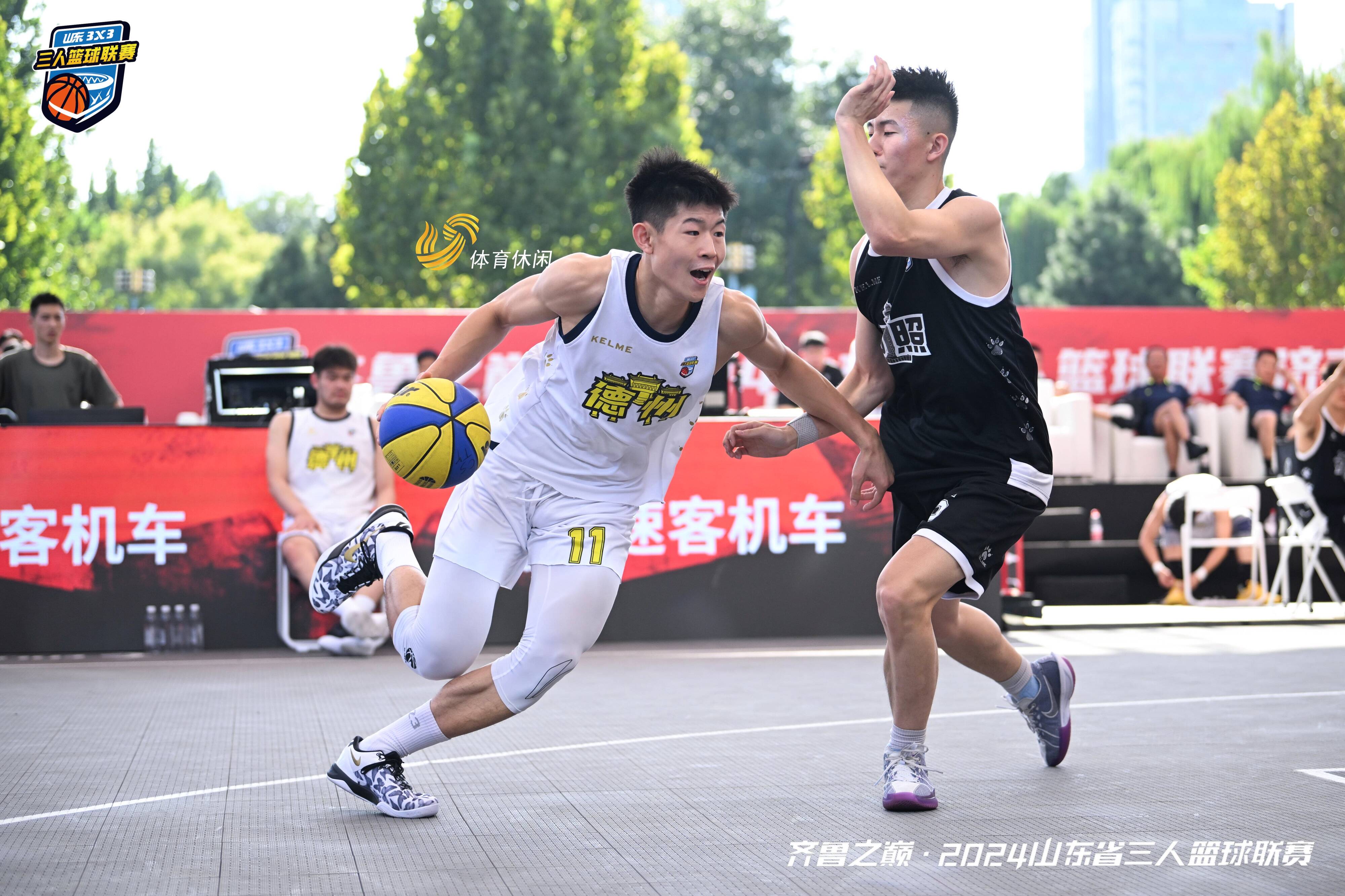 职业篮球联赛中球员风采出众，球技精湛的简单介绍